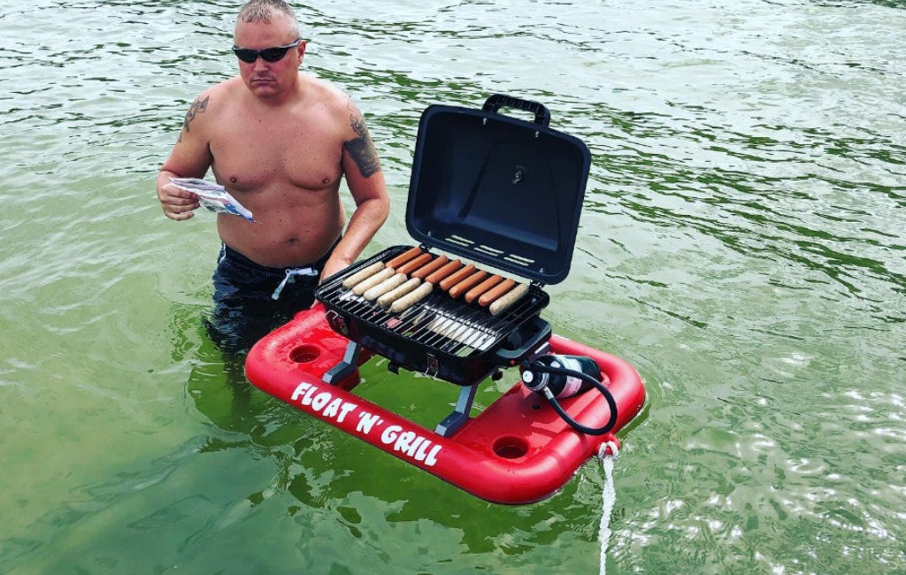 grilling sausages using float-n-grill