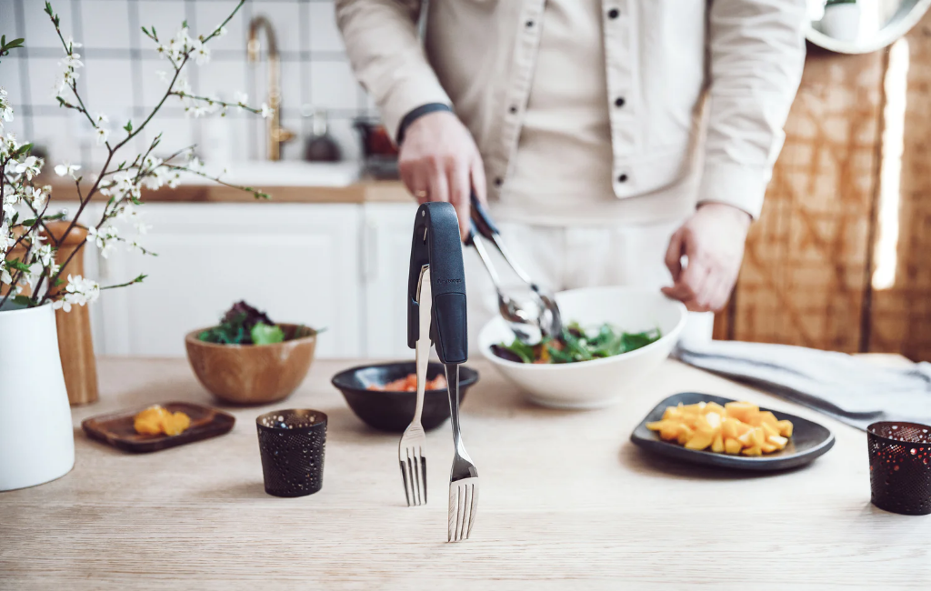 using anytongs in the kitchen