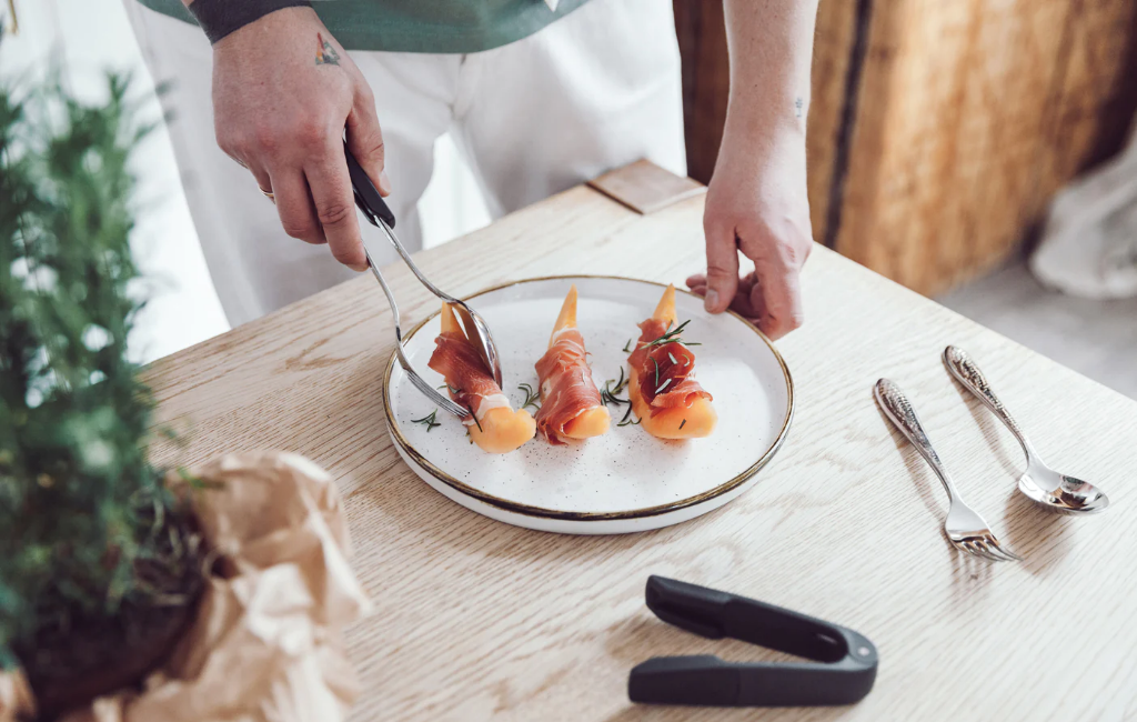 serving food using anytongs