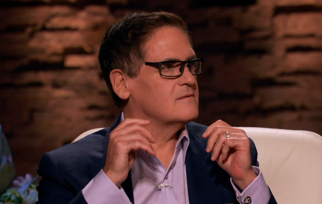 mark cuban wearing eyewris reading glasses