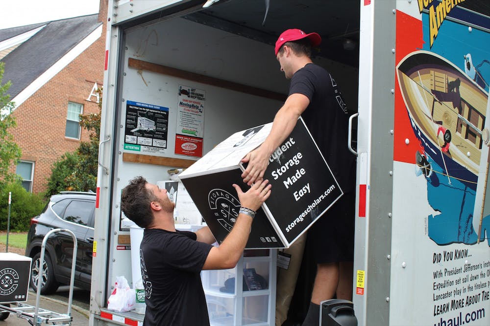 moving belongings using storage scholars