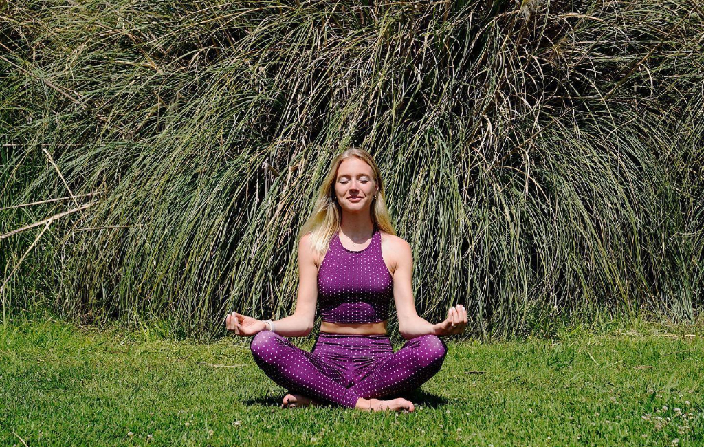 women meditating