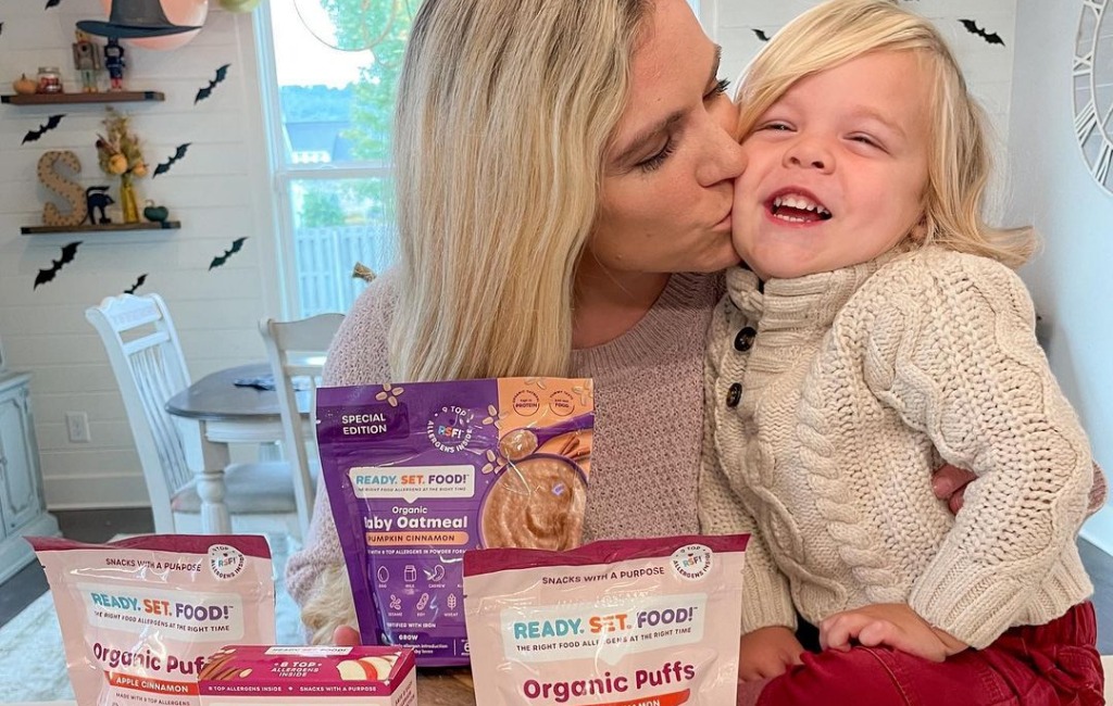 mom-and-daughter-with-ready-set-food