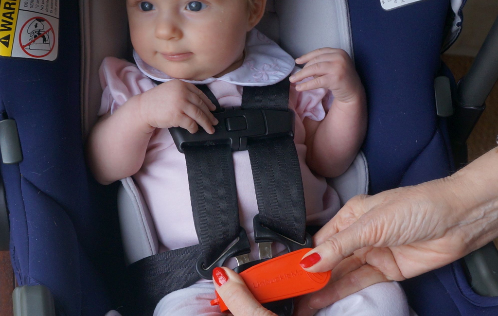 using-unbuckleme-car-seat-tool