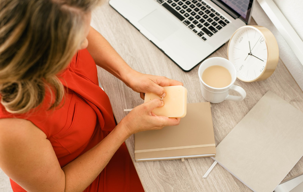 woman using popit pal