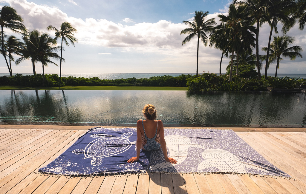 woman-blanket-pool