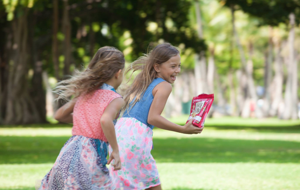 girls running