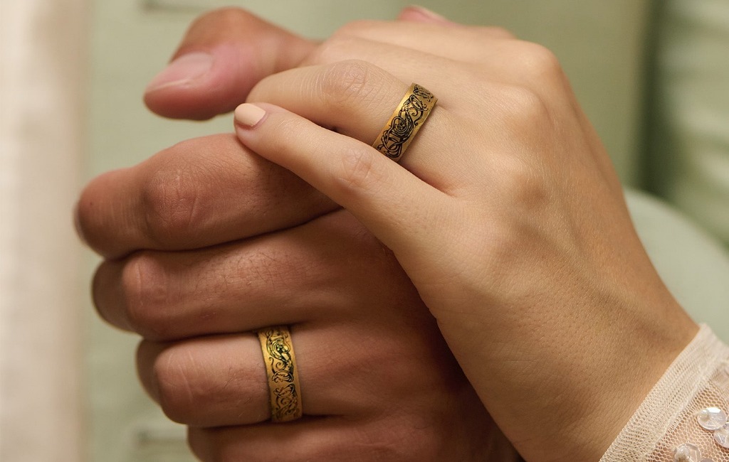 couple-wearing-enso-rings-silicone-ring