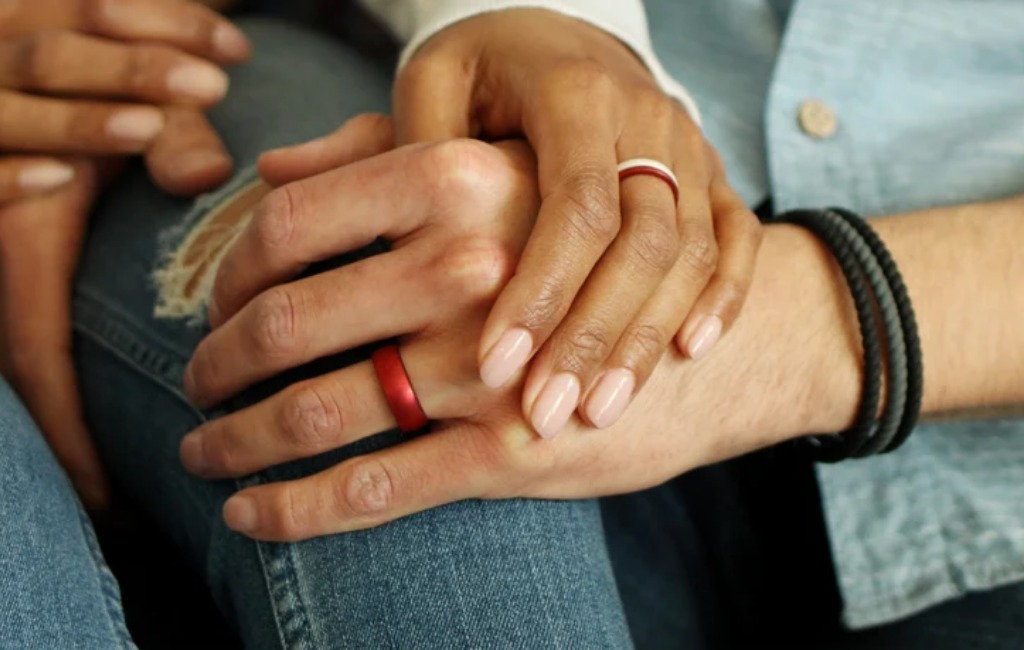 people-wearing-enso-rings-silicone-ring