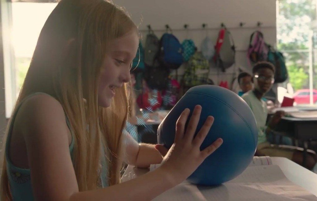 girls-playing-with-qball-throwable-wireleless-microphone