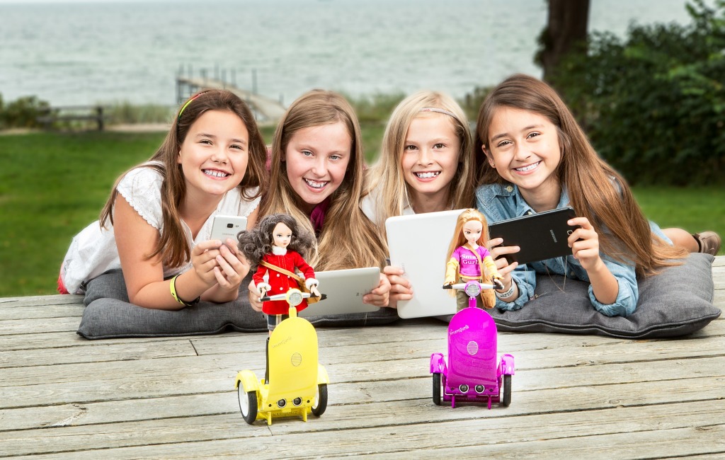 girls-with-smartgurlz-coding-robot