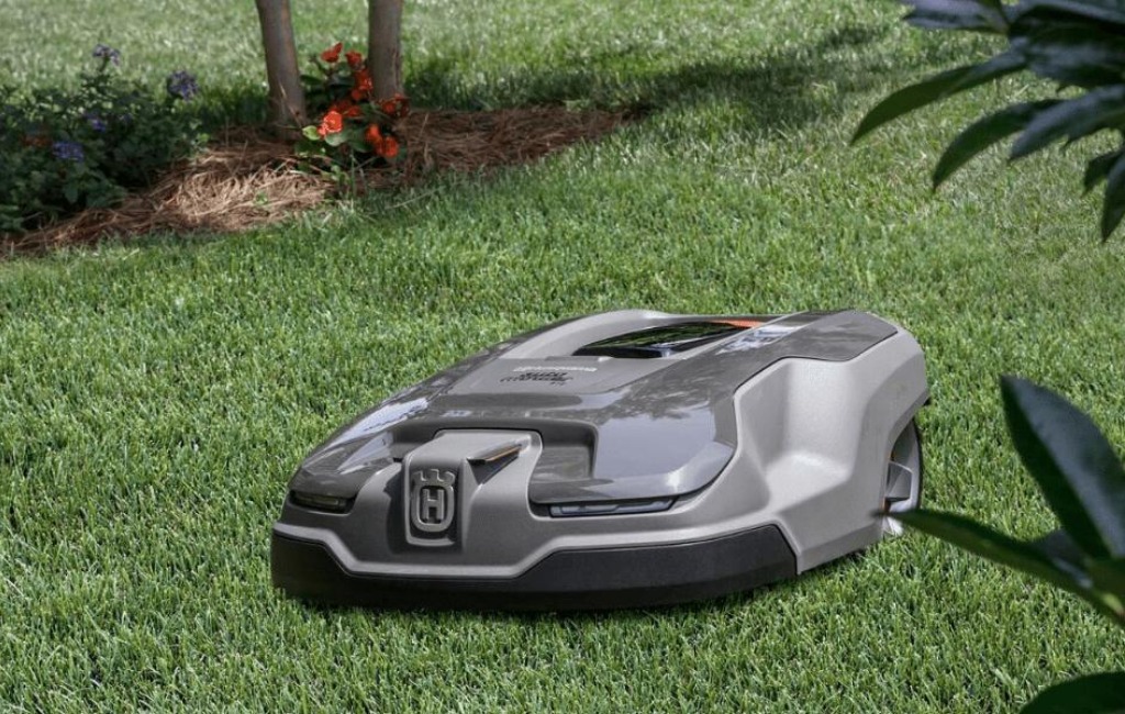 lawn-mowing-with-robin-robotic-mowing