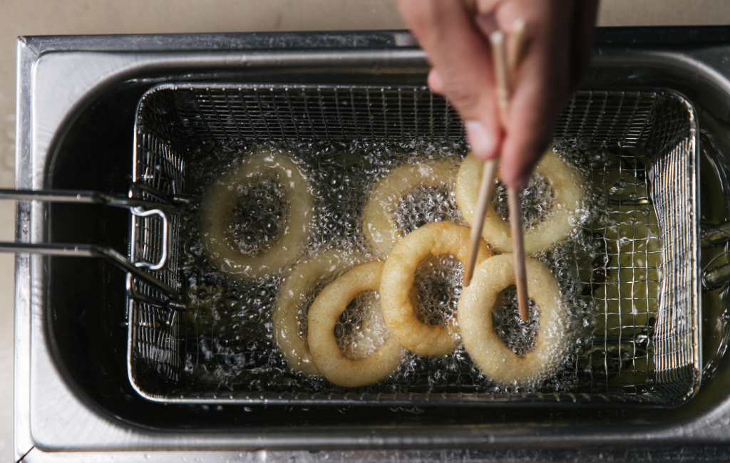 onion rings frying