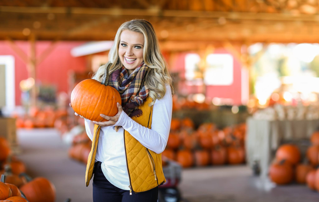 woman-pumpkin-posing