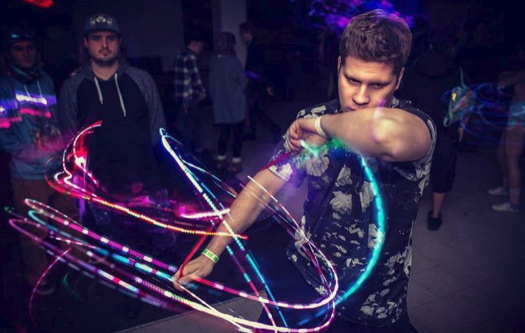 playing-with-light-on-rave