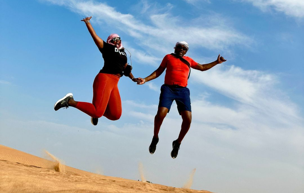 couple-jumping-in-desert