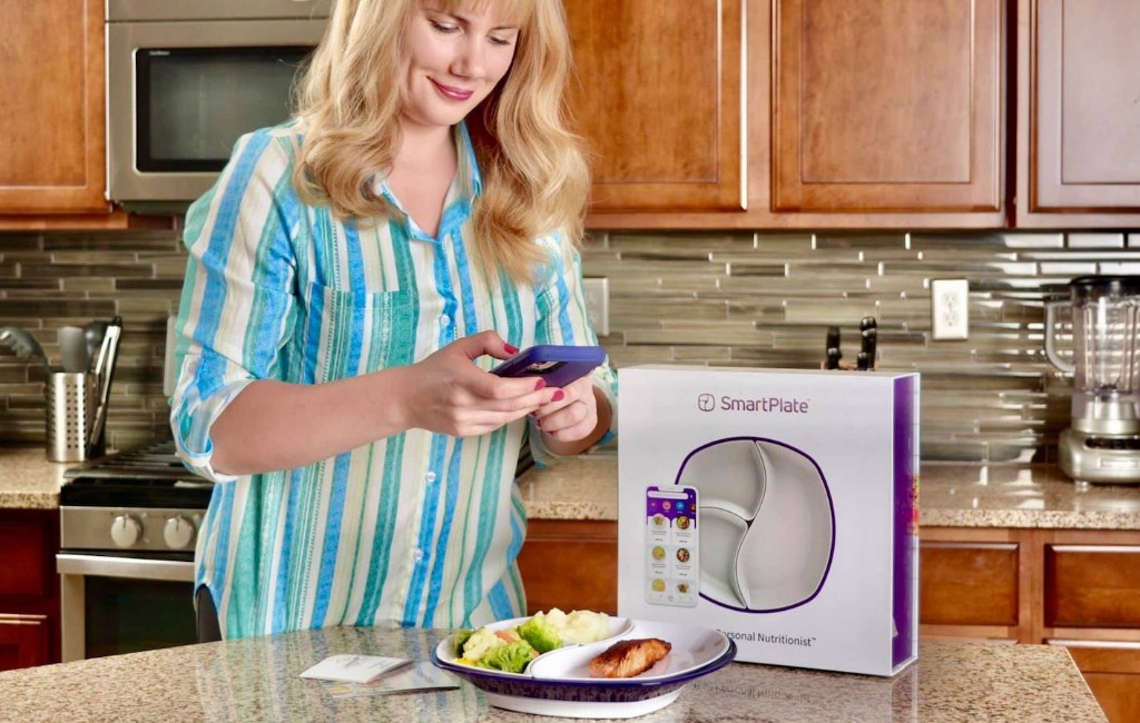 a-woman-using-smartplate-portion-control-device