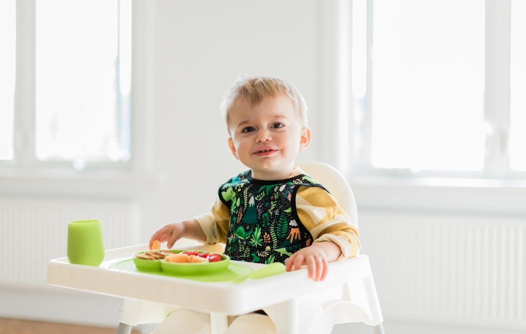 a-boy-eating-food-using-ezpz-toddler-meal-mat