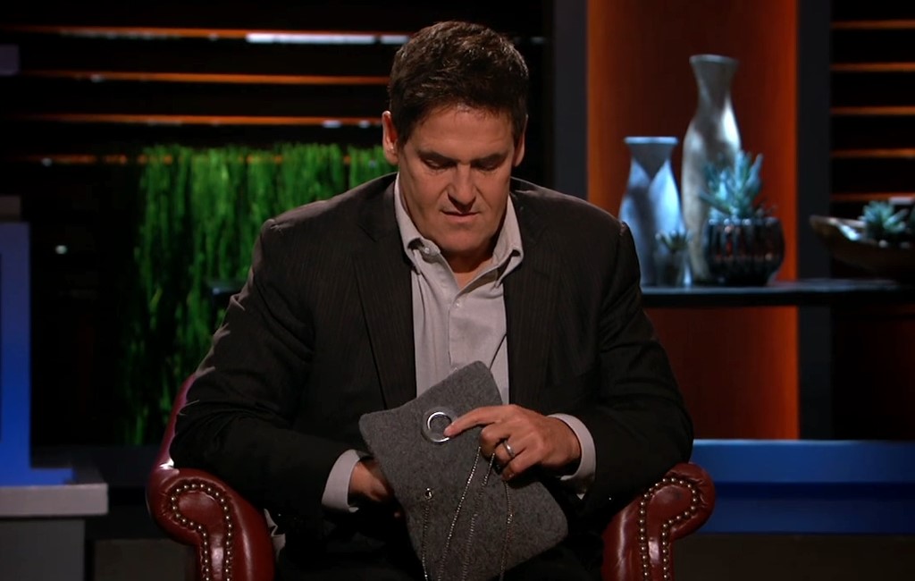 mark-cuban-checking-out-sarah-oliver-handbag