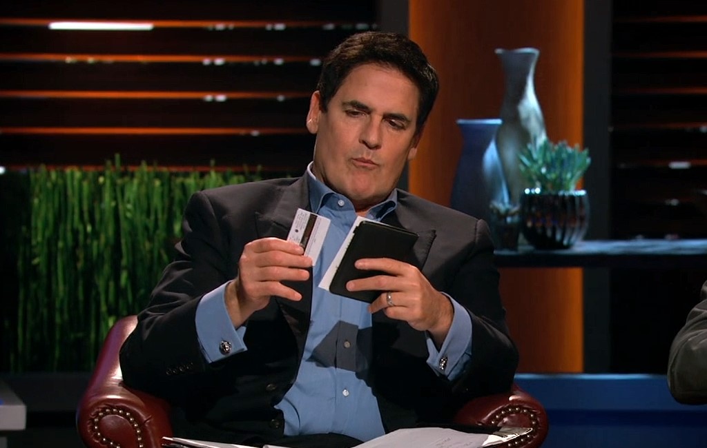 mark-cuban-cheking-out-signalvault-credit-card-protector