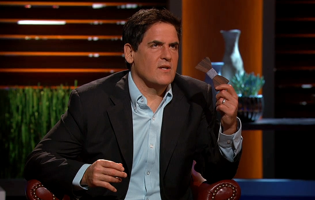 mark-cuban-holding-two-guys-bow-tie