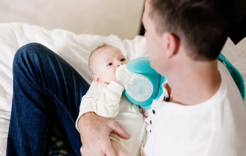 parent-and-baby-using-the-beebo-handsfree-bottle-holder