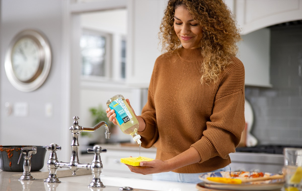 woman-washing-dish