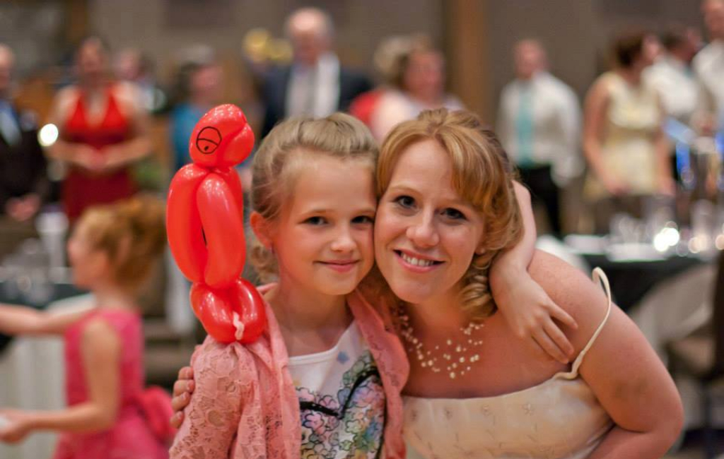 mom-daughter-with-balloon