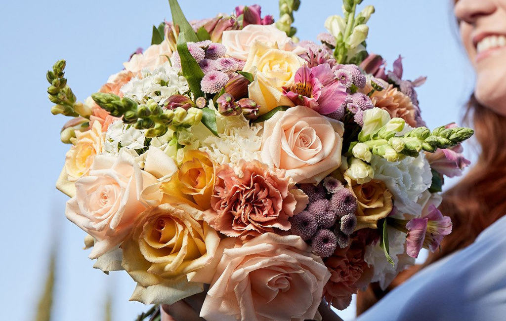 woman-holding-bouquet