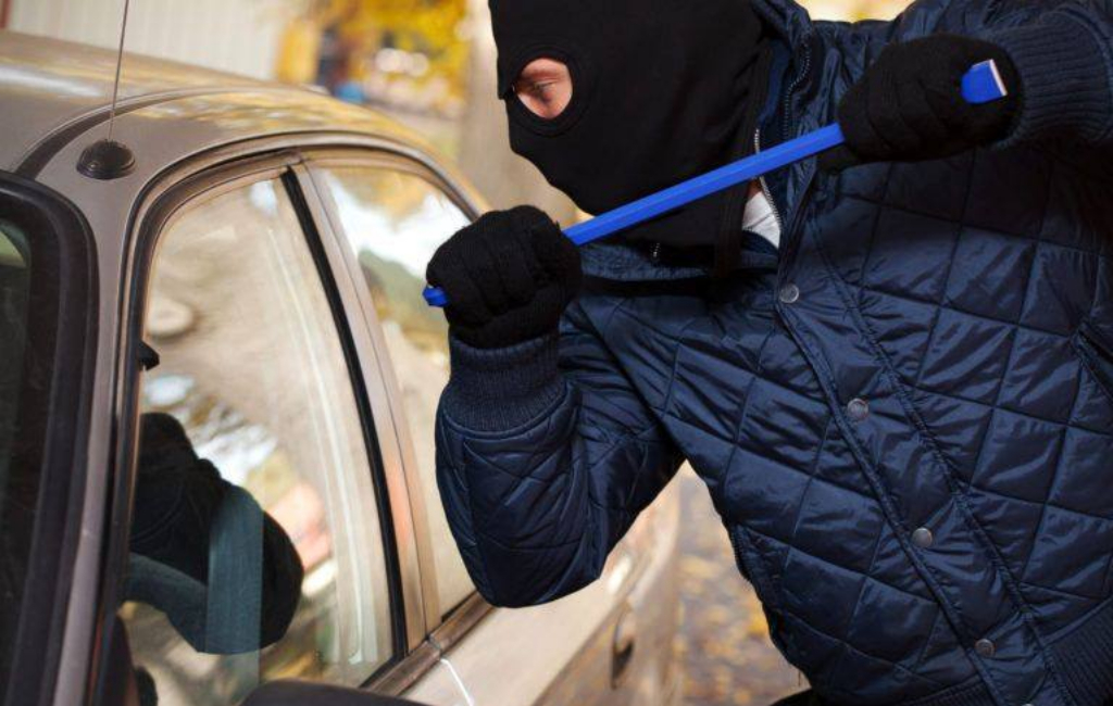 thief-robbing-car