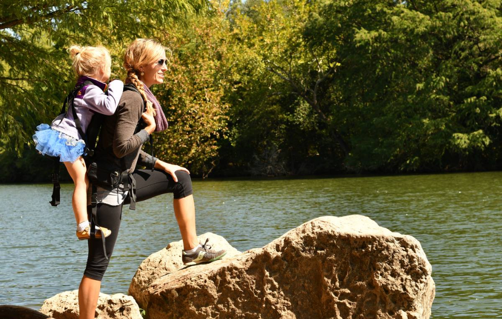 mother-carrier-daughter