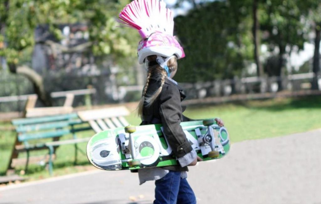 girl-with-Fohawx-helmet