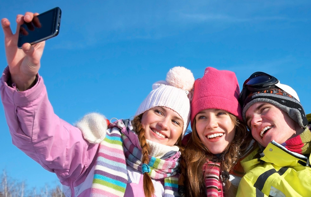 girls-and-boy-taking-selfie