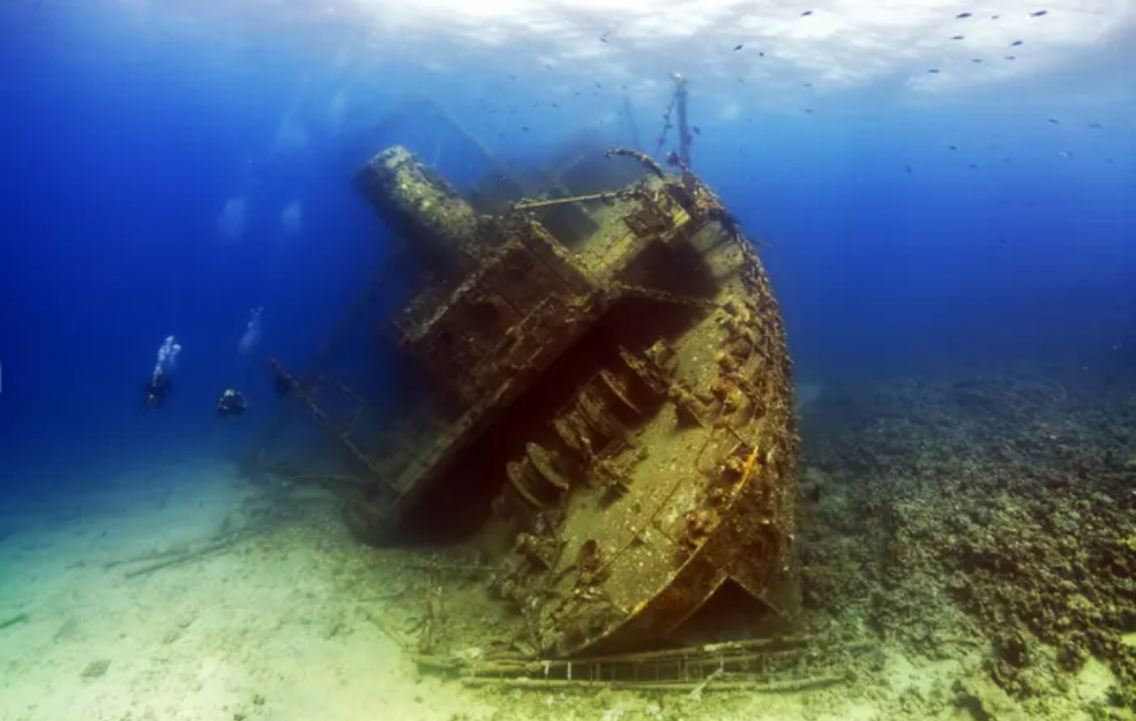 ship-wreck-under-the-sea