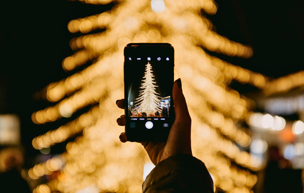 the-living-christmas-tree-at-night