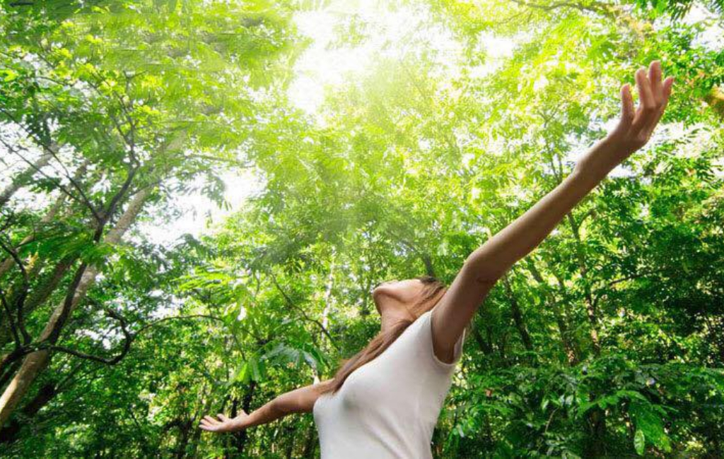 woman-enjoy-nature