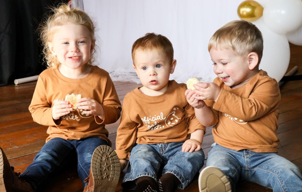 children-eating-blondies-cookies