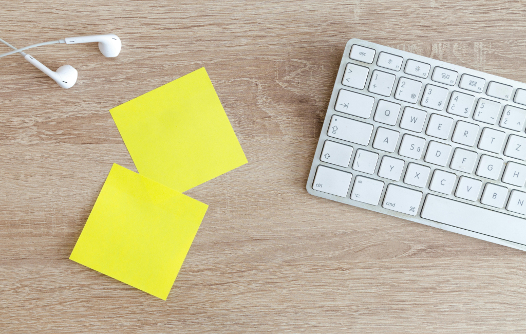 sticky-notes-keyboard-and-earphones