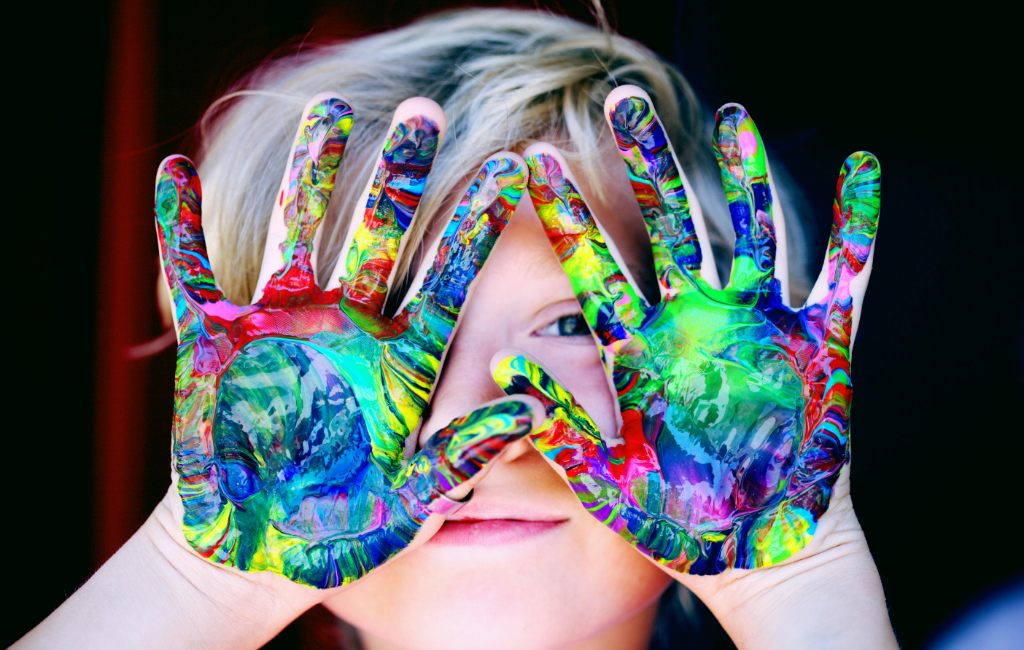 kid-with-painted-hand