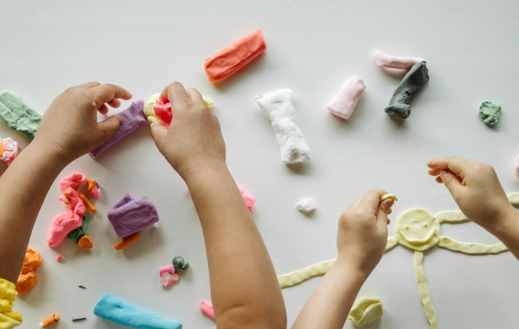 kids-playing-with-dough