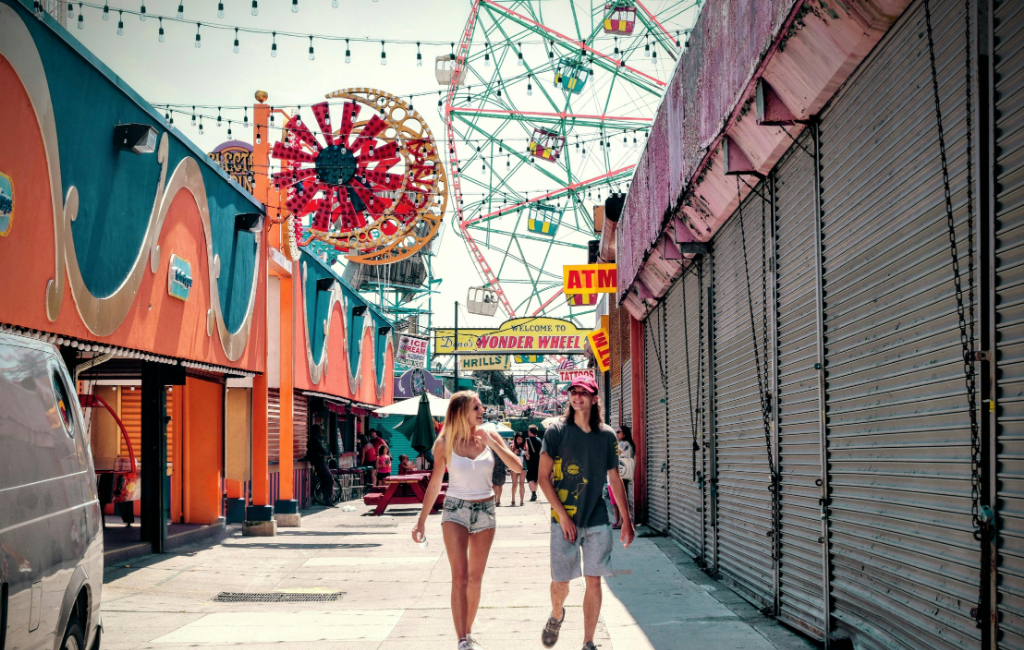 couple-in-amusement-park